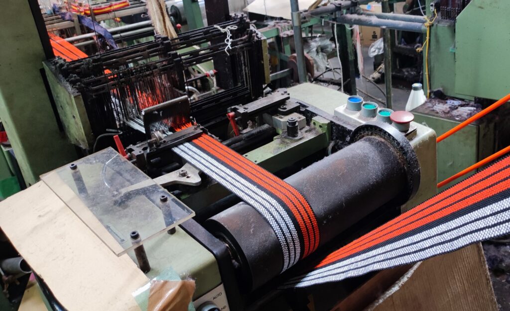 テープを織る機械