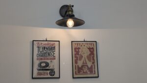 ライトとポスター